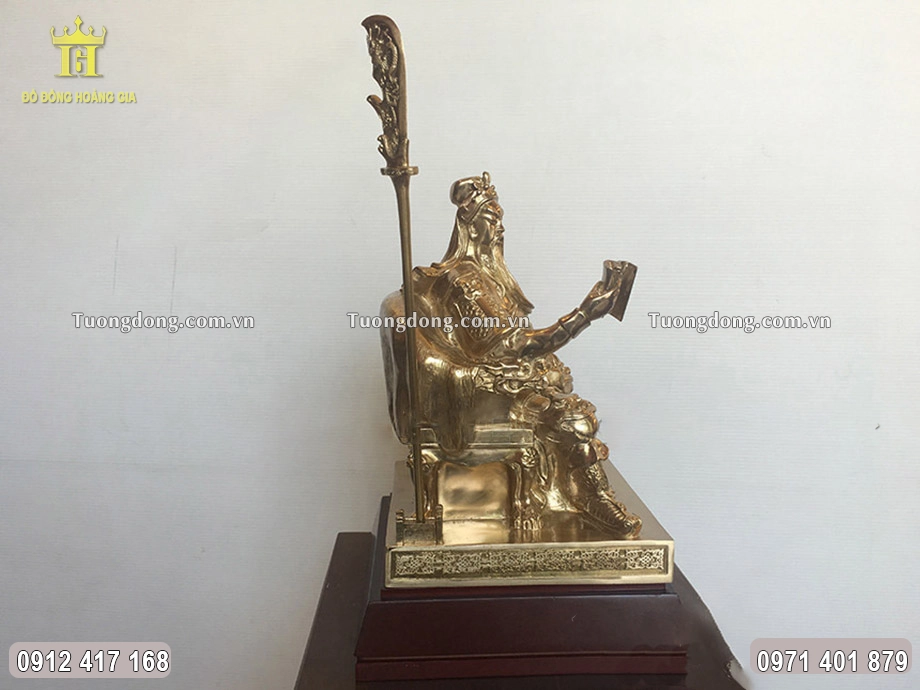 Hình ảnh nhìn nghiêng của bức tượng đồng